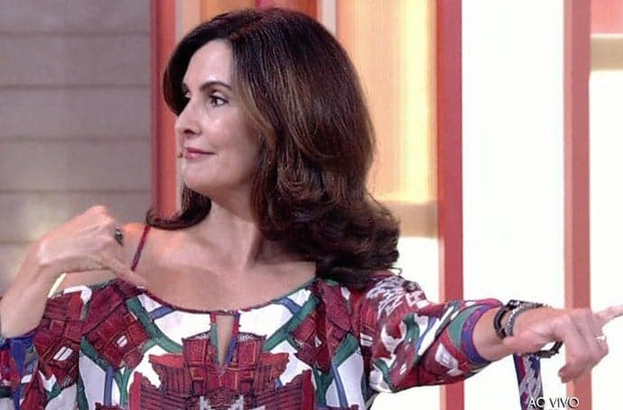 Fátima Bernardes surpreende e dança "Tá tranquilo, tá favorável"