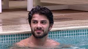 “Ele não é gay. Se fosse, assumiria”, diz ex de Renan  do BBB 16