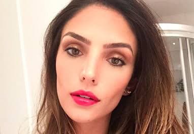 Carol Celico, ex mulher do jogador Kaká, posta foto à caminho de Salvador