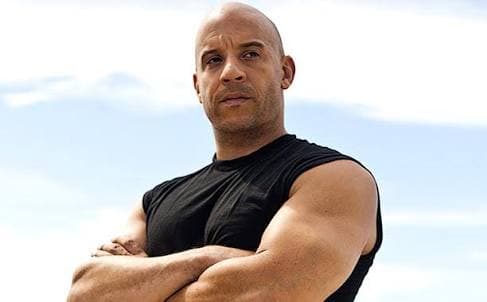 Vin Diesel posa só de toalha e divide opiniões sobre seu corpo
