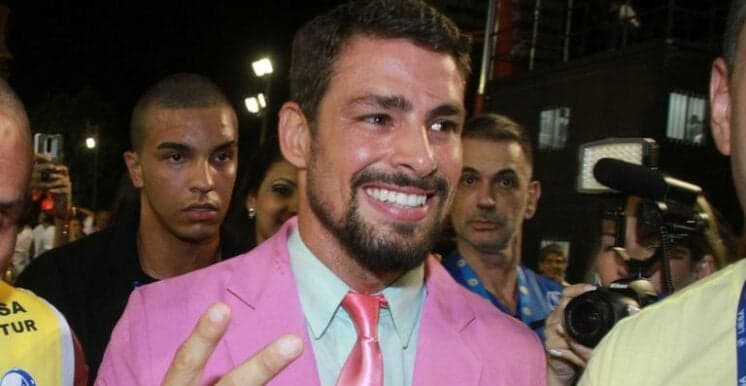 Cauã Reymond comemora vitória da Mangueira