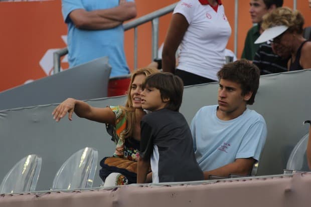Carolina Dieckmann leva os filhos para partida de tênis com Rafael Nadal