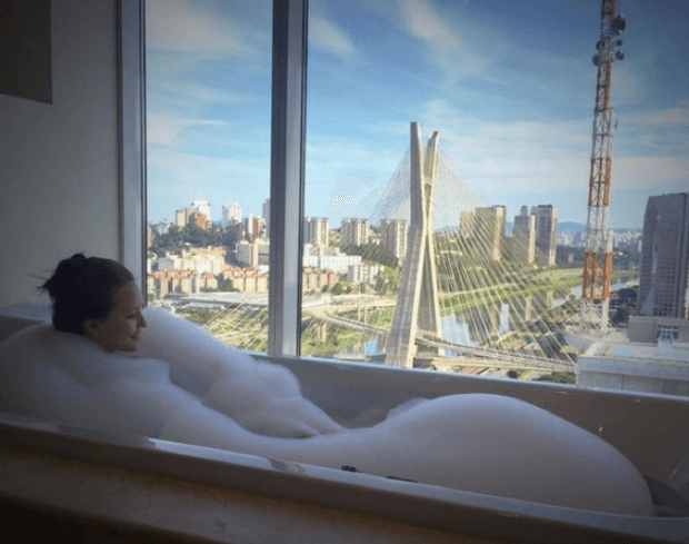 Larissa Manoela publica foto na banheira e causa em rede social