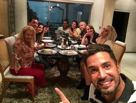 Latino leva Mendigata para jantar com sua família