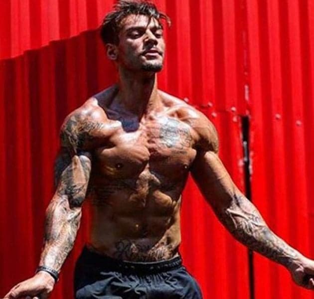 Corpo musculoso de Lucas Lucco é criticado e artista tira onda: ‘Tá favorável’