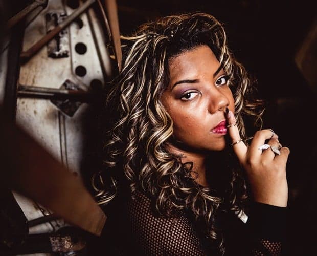 Após ter cabelo chamado de "bombril", Ludmilla deve processar Val Marchiori