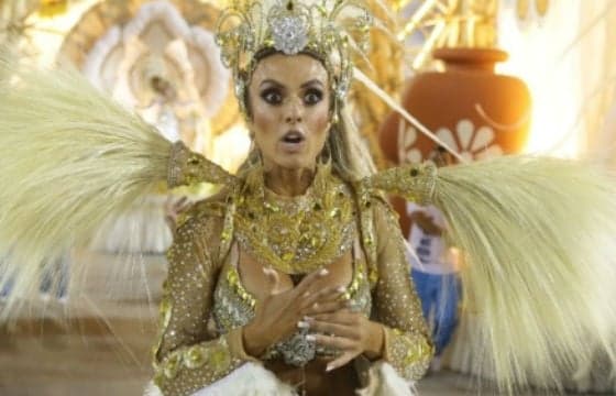 Nicole Bahls perde a aliança de noivado durante desfile na Sapucaí