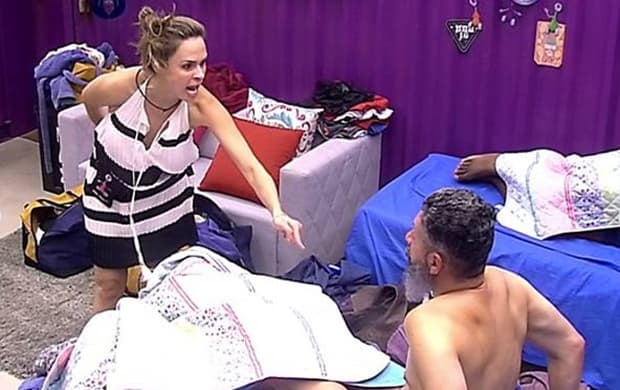 "BBB 16": Mãe de Laércio sai em defesa do filho e diz sentir "pena" de Ana Paula: "Terá que lutar com ela mesma"