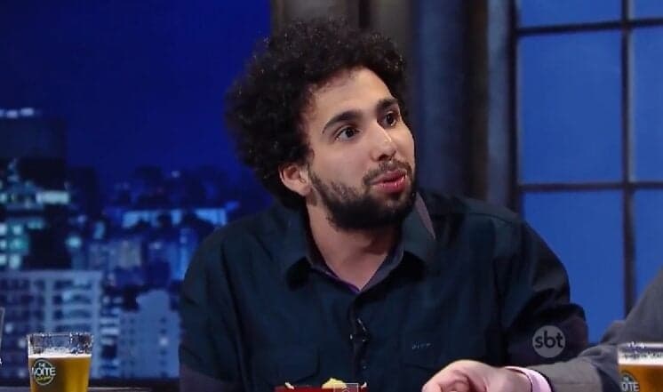 Integrante do “The Noite” aparece com visual excêntrico nas gravações do “SBT Folia”; veja!