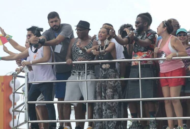 Lázaro Ramos e Taís Araújo gravam a série "Mister Brau" em trio elétrico na Bahia