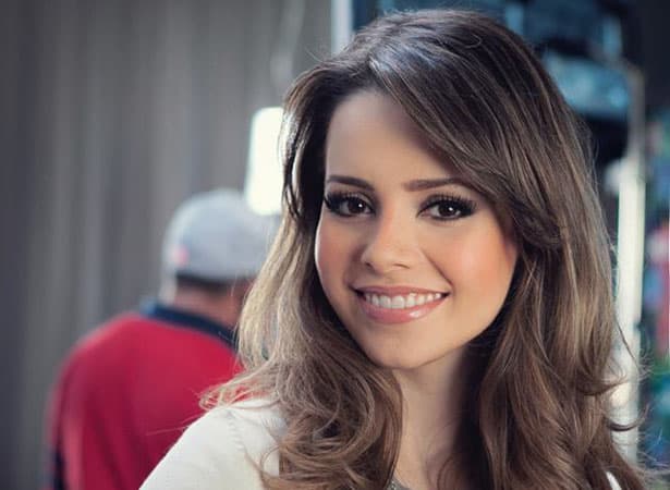 Sandy surpreende e cai no funk em programa da Globo