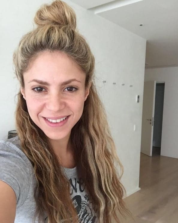 Shakira posta selfie sem maquiagem para celebrar aniversário