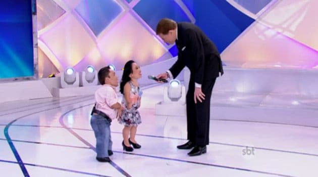 Silvio Santos questiona vida sexual de casal de anões