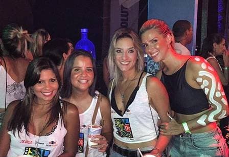 Após deixar o "XCalypso", Thábata curte Carnaval em Salvador