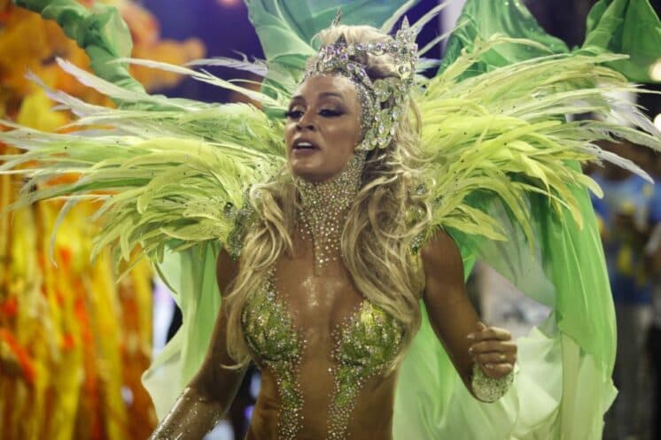 Juju Salimeni usa fantasia de R$ 70 mil que simula tapa-sexo