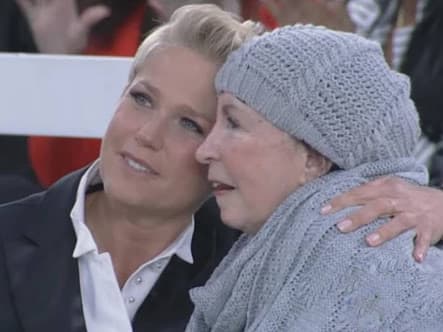 Xuxa avisa que sua mãe já está em casa após ser internada por infecção