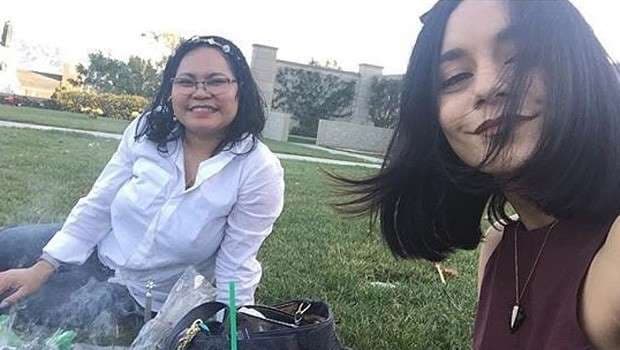 Atriz tira selfie em visita ao túmulo de seu pai e causa polêmica na web