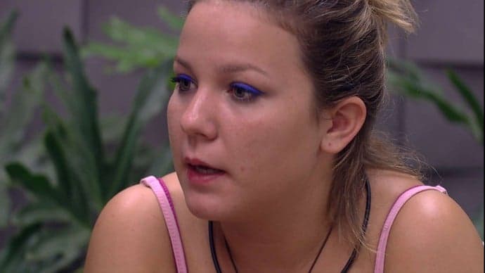 Após chamar Geralda de velha nojenta, Maria Claudia chama sister para conversar