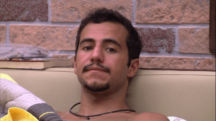 "BBB 16": Matheus propõe aliança a Renan, e comenta que Cacau "não libera nada" embaixo do edredom