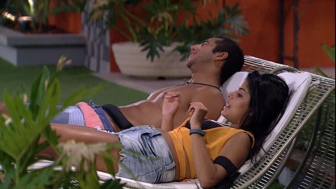"BBB 16": Matheus pede que Munik fique pelada e pule na piscina