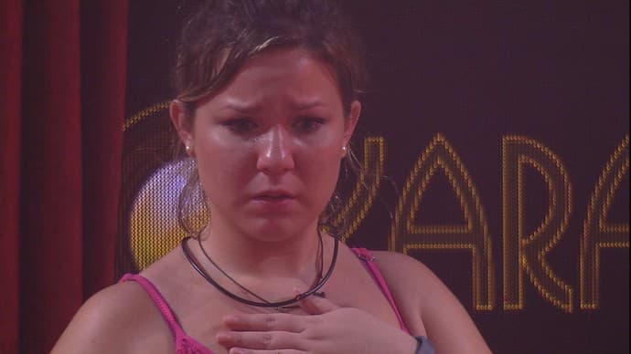 "BBB 16": Maria Claudia chora e garante que sentiu alguém ao seu lado
