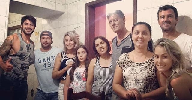Fora do "BBB", Renan reata com a namorada e posa para fotos