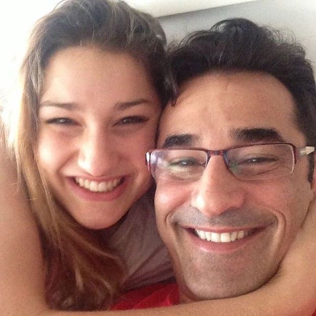 Luciano Szafir paparica filha em rede social