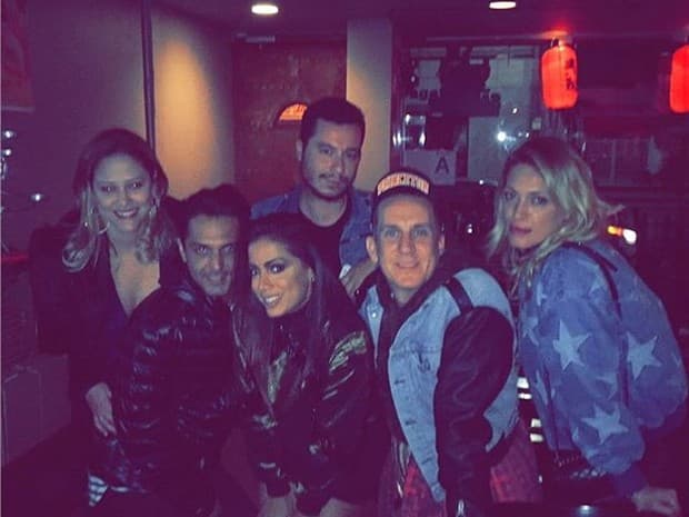 Anitta celebra aniversário com amigos nos EUA