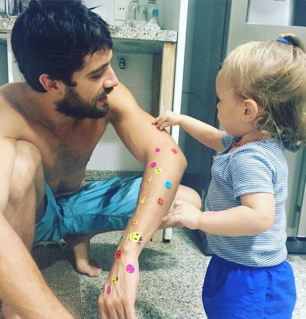 Rafael Cardoso posta foto cheio de adesivos com a filha