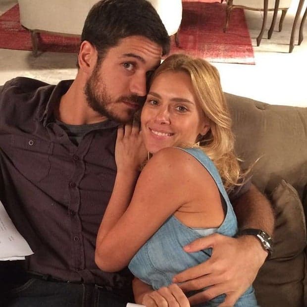 Marcos Pigossi posta foto ao lado de Carolina Dieckmann nos bastidores de "A Regra do Jogo"