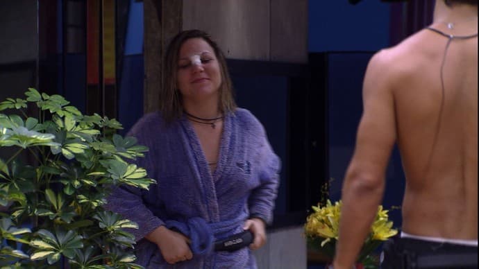 "BBB 16": Cacau se machuca, é proibida de beber e pede que ninguém beba