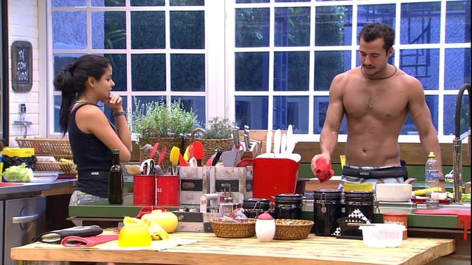 "Pego muita mulher feia", diz Matheus para Munik no "BBB 16"