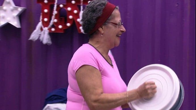 "BBB16": Geralda acorda os participantes com panelaço