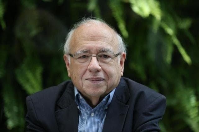 Luis Fernando Veríssimo segue internado em hospital