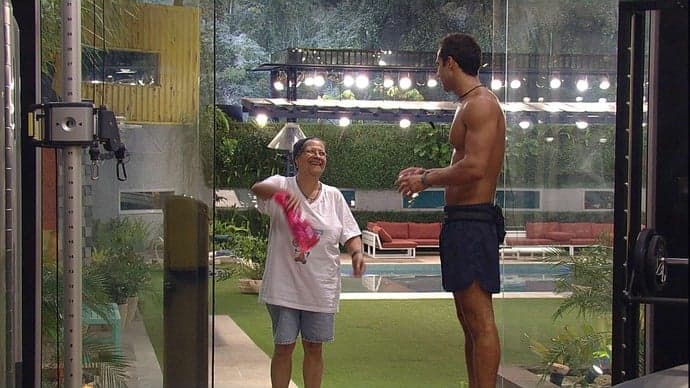 "BBB 16": Em clima de "vigança", Geralda entrega garrafa sem água para Matheus