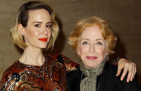 Atriz de "American Horror Story" confirma namoro com outra atriz