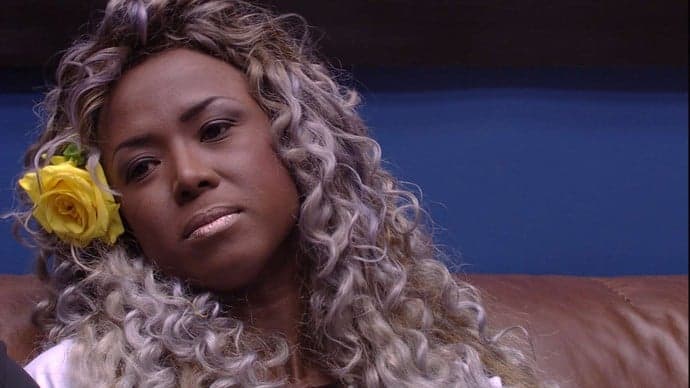 Adélia leva tombo ao deixar o "BBB 16" e vira piada