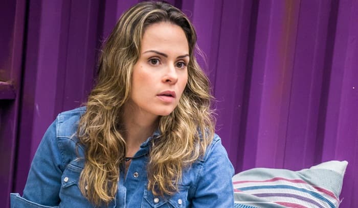 Ex-BBB Ana Paula é agarrada por fã e ganha beijo na boca