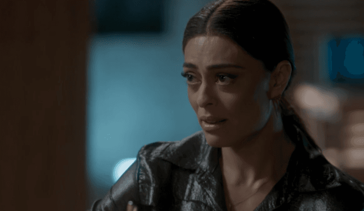 Totalmente Demais: Na pindaíba, Carolina tasca beijo em Hugo após descobrir fortuna