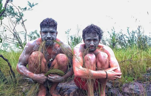 Caio Castro curte férias e posta foto sujo de lama