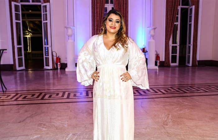 Preta Gil recebe prêmio pelo pai durante evento no Rio de Janeiro