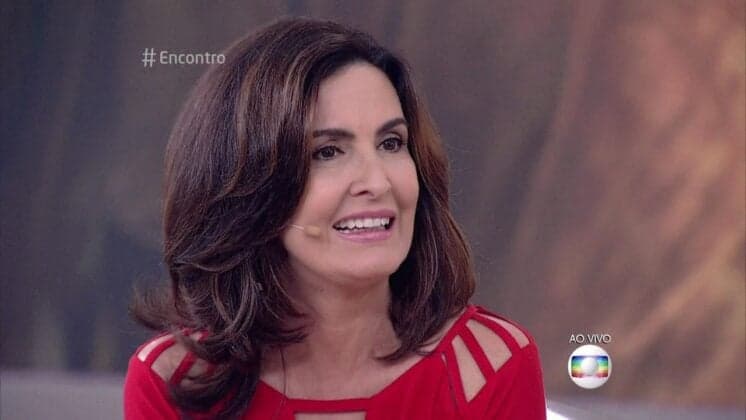 Ao vivo, Fátima Bernardes pula corda de salto alto no "Encontro"