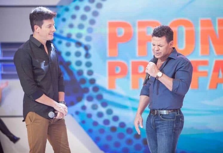 "O melhor programa de domingo do Brasil", opina Eduardo Costa sobre o "Hora do Faro"