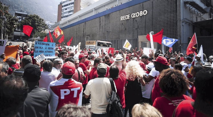 Manifestantes protestam a favor de Lula e contra a Globo