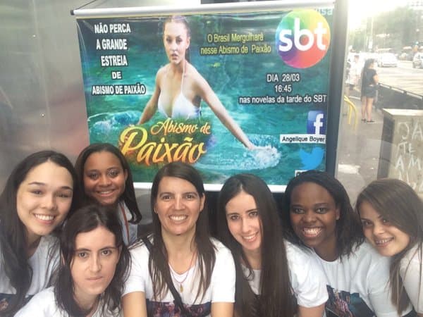 Fãs de atriz mexicana fazem campanha nas ruas para divulgar novela do SBT