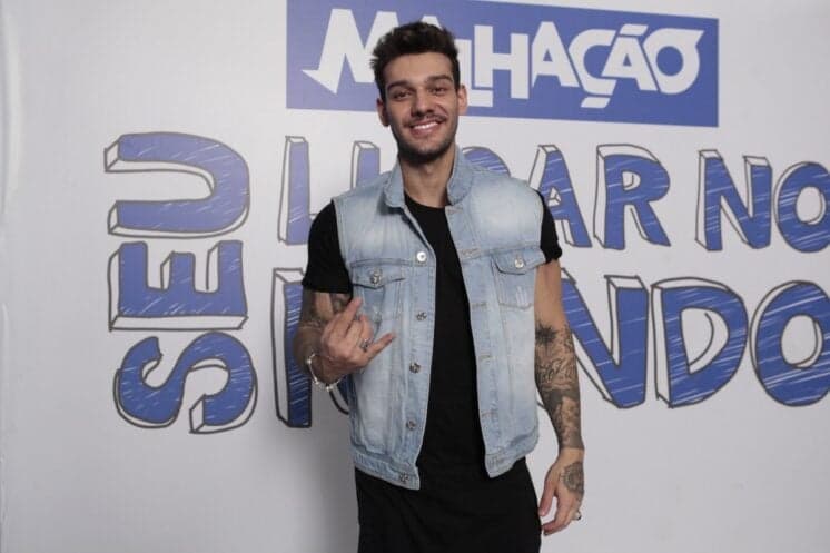 Lucas Lucco exibe barriga tanquinho em dia de passeio no Rio