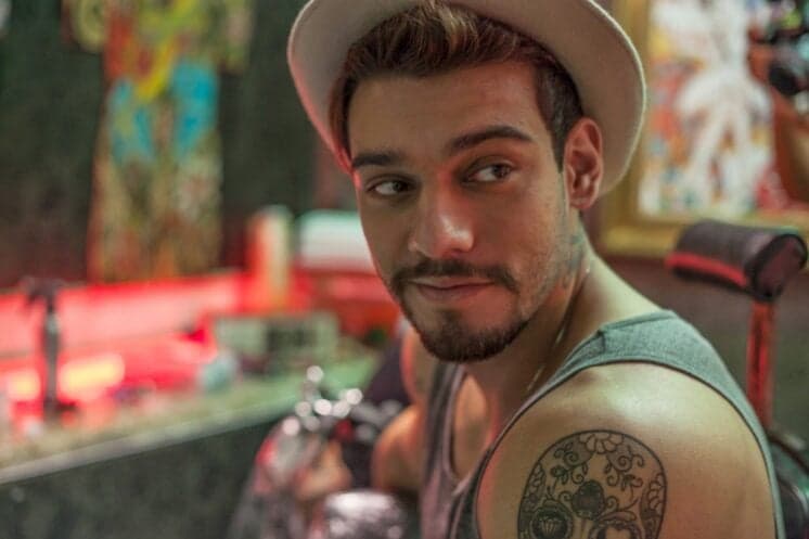 Em clima picante, Lucas Lucco posa com modelo e leva fãs ao delírio