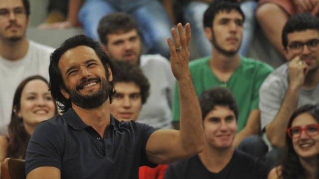 No “Altas Horas”, Rodrigo Santoro canta e sente vergonha
