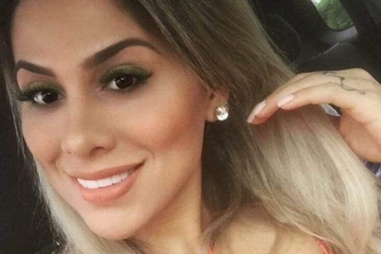 Emocionada, ex-BBB tatua pets que morreram: "Mudaram minha vida"
