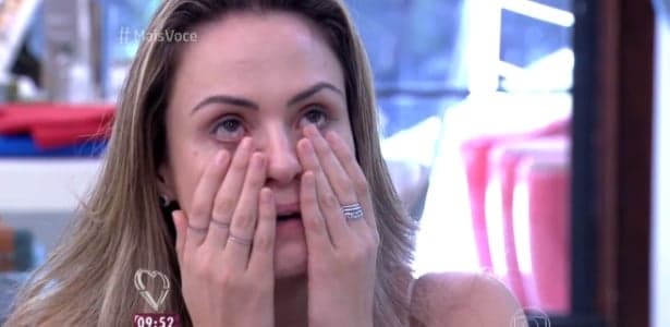 No "Mais Você", Ana Paula se emociona e chora ao falar da morte da mãe
